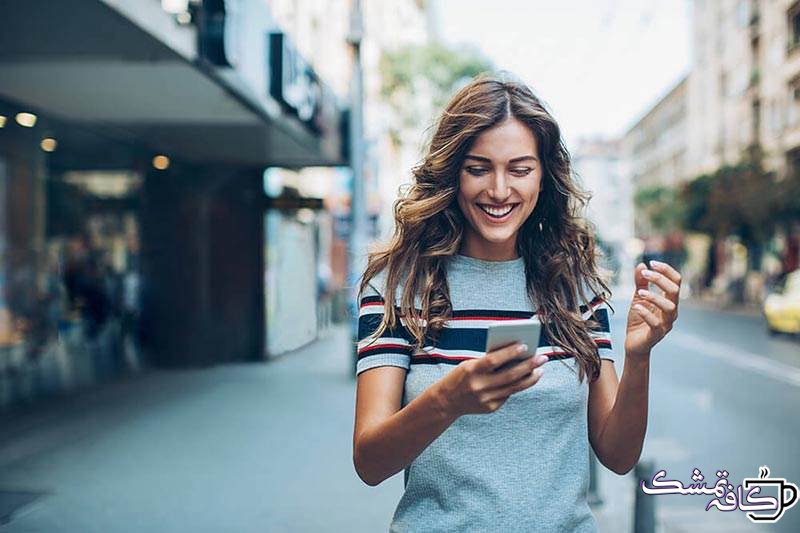happy girl texting laughing - چطور با یک پسر چت کنیم|راهنما و روش هایی برای پیام دادن به پسر ها