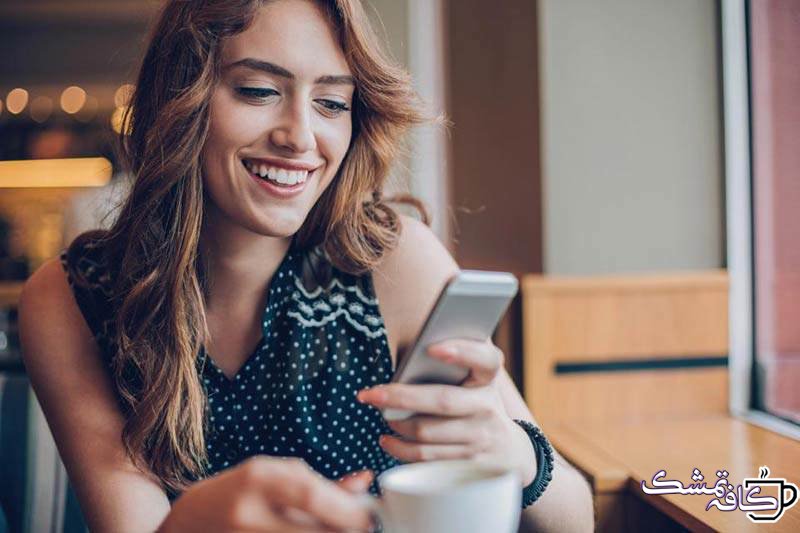 laughing girl texting - چطور با یک پسر چت کنیم|راهنما و روش هایی برای پیام دادن به پسر ها