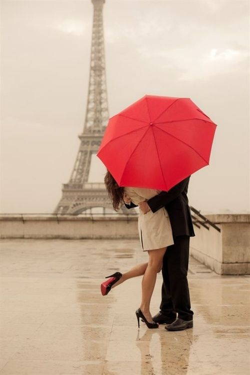 عکس عاشقانه در کنار برج ایفل - فرانسه